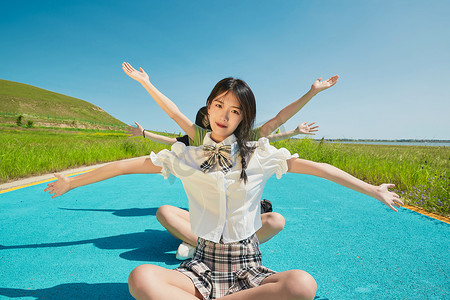 早晨天空摄影照片夏日湖边彩色公路上的亚洲少女