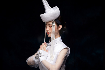 祈福底纹摄影照片_穿着蒙古族服饰的亚洲青年女性