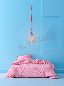 明亮灯摄影照片_粉色单人床配有灯泡背景为明亮的蓝色背景色彩柔和