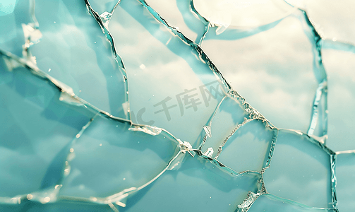 薄玻璃破碎有很多裂痕