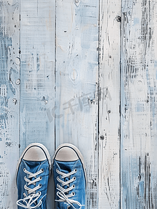 白色木质背景上蓝色褪色牛仔裤和蓝色运动鞋
