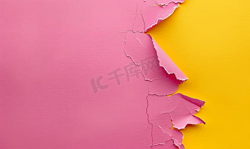 撕破的纸边带有粉色和黄色背景的复制空间