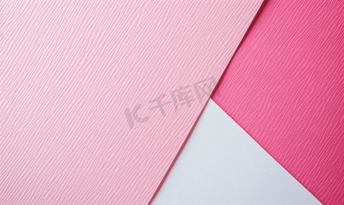 工艺背景摄影照片_白色和浅粉色纸背景的纹理半两种颜色带有工艺玫瑰纸板的箭头宏观结构