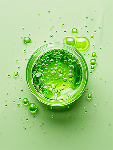 白色横幅背景绿色透明凝胶上的罐子里的化妆品凝胶具有纹理和气泡
