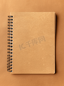 棕色背景上有空棕色纸的记事本