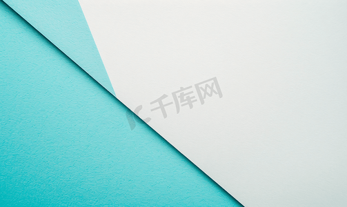 白色和浅蓝色纸背景纹理半两种颜色带绿松石纸板箭头宏观结构