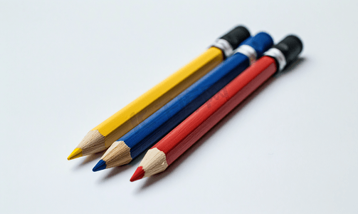 办公室背景卡通摄影照片_白色背景上带橡皮擦的三支石板铅笔