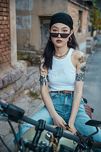 少女复古摄影照片_骑在复古摩托车上的时尚亚洲少女