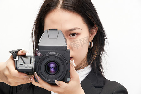 披肩美女摄影照片_棚拍白色背景亚洲青年女性摄影师