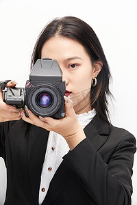 棚拍白色背景亚洲青年女性摄影师