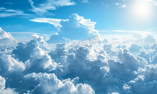 阳光清新背景摄影照片_白色形状的纹理云在纯蓝的天空中以阳光为背景