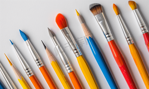 白色纹理背景艺术和教育对象上不同尺寸的画笔和铅笔