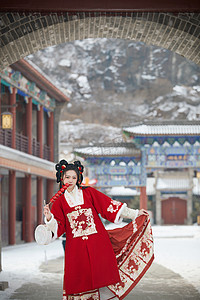 医美文化墙摄影照片_雪天户外身穿中式红色汉服的亚洲少女