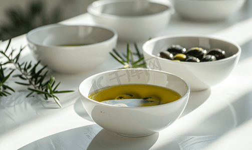 白色纹理表面上有橄榄和油的碗