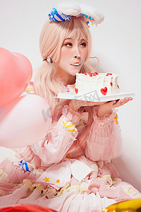 兔年生日背景摄影照片_穿着糖果洛丽塔服装庆祝生日的亚洲少女