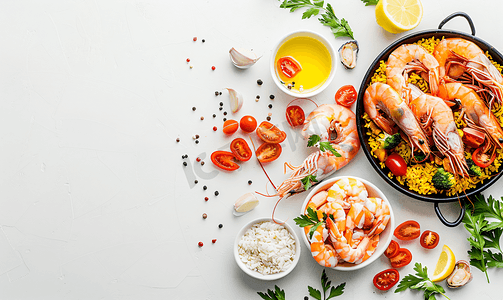白色纹理背景平地上的新鲜未煮熟的海鲜特色菜和西班牙海鲜饭米饭上面铺着复制空间食品照片