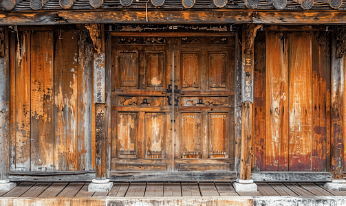 泰国艺术摄影照片_旧木门棕色复古泰式设计工艺门背景