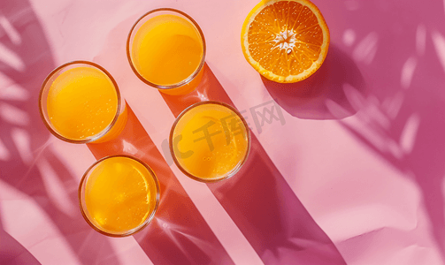 橙汁设置在粉红色纹理的夏季背景顶视图平躺