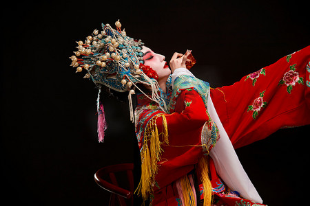 装扮国粹京剧贵妃醉酒角色形象的中国少女