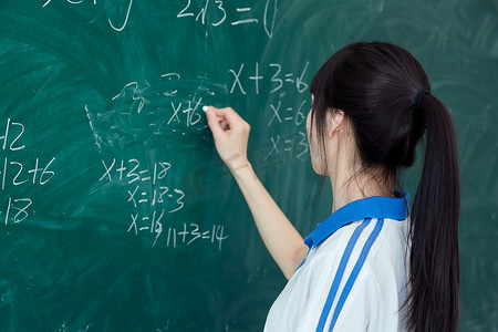 上课时在教室黑板解答数学习题的高中生