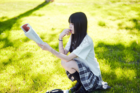 王小凤写真大全摄影照片_在户外草坪看书学习的女生
