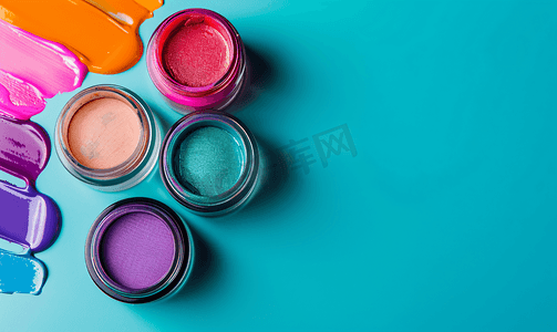 彩色化妆罐作为化妆质感的平铺