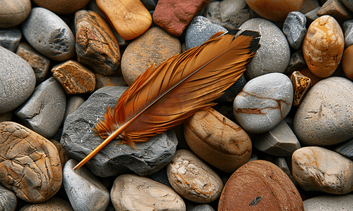 禅宗石摄影照片_彩色宝石纹理上的棕色羽毛