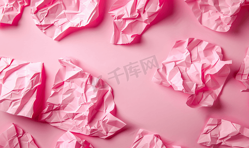不同尺寸的皱纸的粉红色背景纹理上的纸片