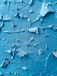 薄膜效果摄影照片_不均匀的波浪形塑料表面残留片状薄膜和纸张抽象过时的蓝色背景复制空间设计颗粒蓝漆墙背景或纹理