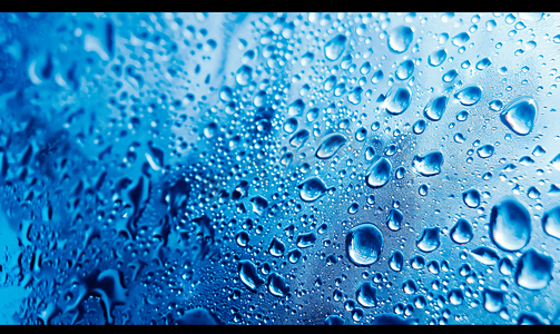 玻璃蓝色背景气泡图案上的抽象水滴纹理湿雨滴
