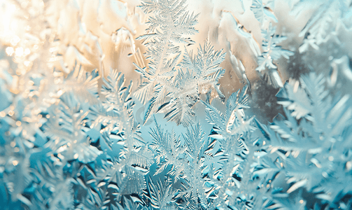 冰冻窗户上的自然背景和纹理冰图案