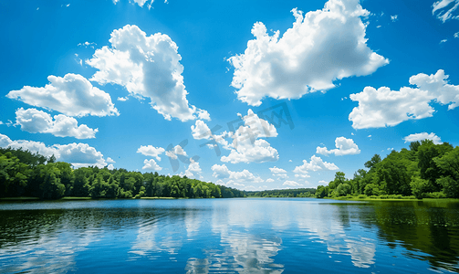 舌尖上的幸福摄影照片_湖上晴朗的天空美丽的云彩垂直