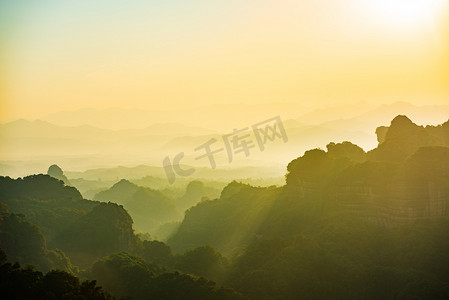 广东韶关丹霞山的日出清晨美景