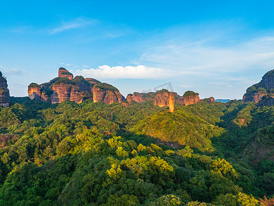 广东韶关丹霞山夕阳时分丛林美景