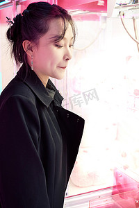 少女摄影图片摄影照片在娱乐城玩抓娃娃机的美女