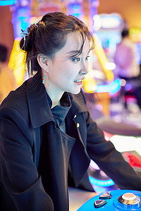 少女摄影图片摄影照片周末在电子游戏娱乐城玩摩托车游戏的美女