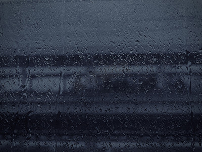 云图片素材摄影照片雨天水珠落在车窗玻璃上雨珠滑落下雨天玻璃上雨滴