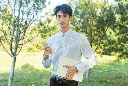 户外使用手机通话的商务男性肖像