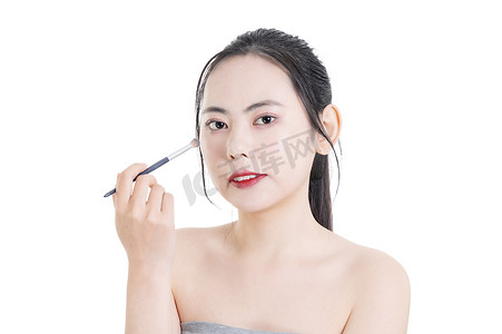 使用化妆笔的美容女性肖像