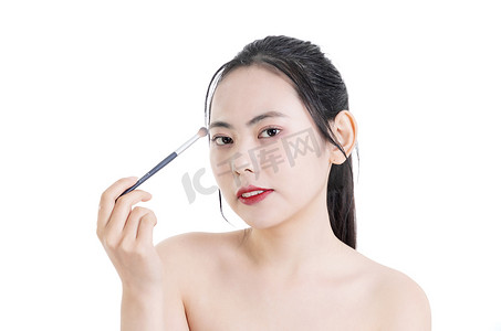 使用化妆笔的美容女性肖像
