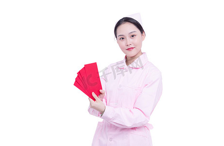 穿着护士装拿着节日红包奖金的年轻女性
