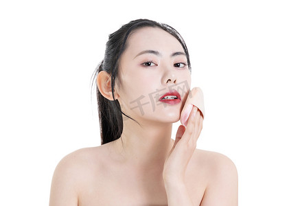 使用化妆笔的美容女性肖像