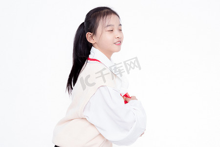 白背景前手持礼物盒的小女孩