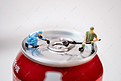 五一劳动节微观可乐罐上的劳动者摄影图