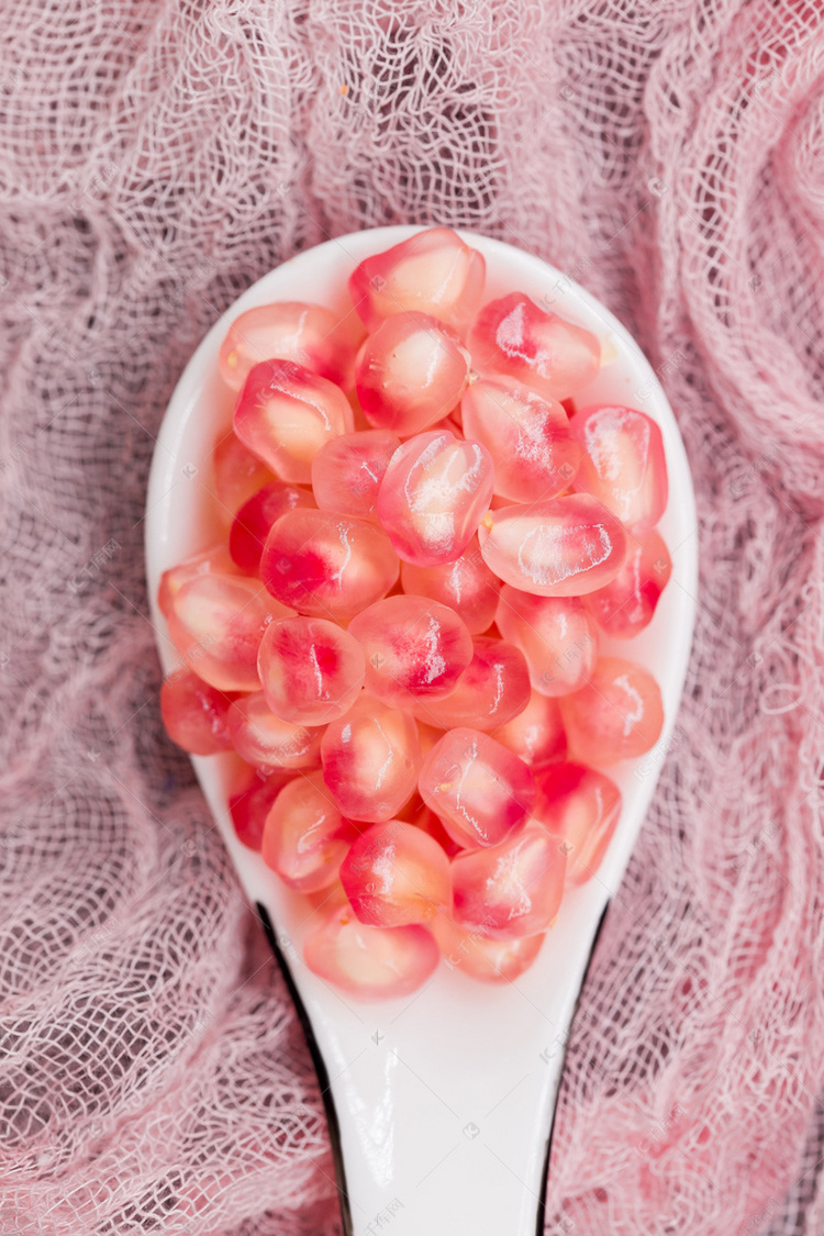 竖版粉红色系可爱石榴果实