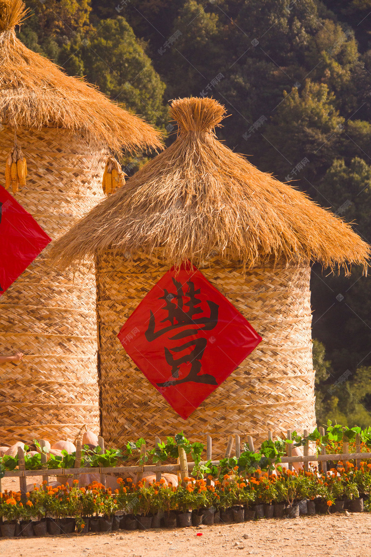 秋季丰收谷堆摄影图