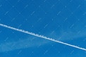 飞上云端飞机在蓝天划出白线摄影图