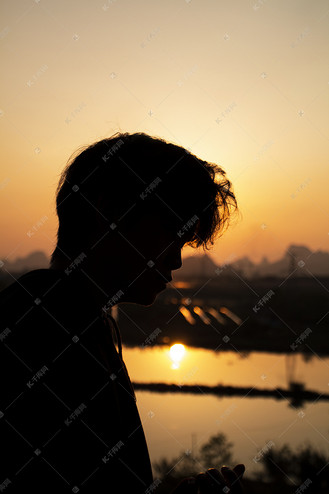 唯美人物剪影图片素材_夕阳逆光下的人物剪影