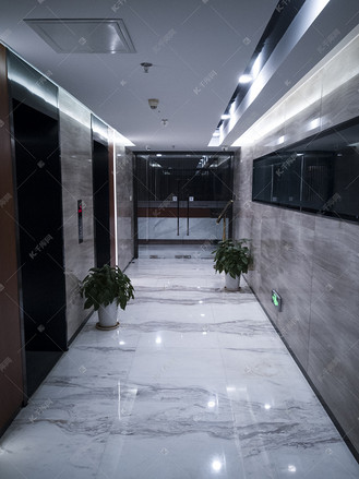 无人的电梯走廊过道摄影图