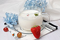 草莓酸奶牛奶甜品饮料摄影图